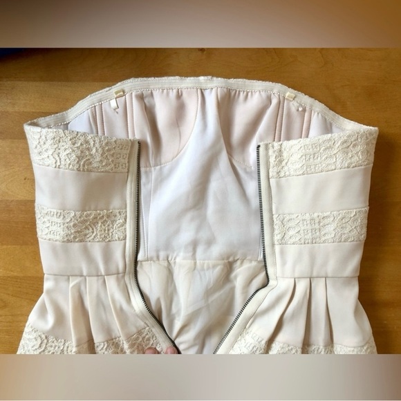 BCBG Maxazria Dorothea Strapless
Striped Dress Sz 10 Creme - Picture 7 of 13